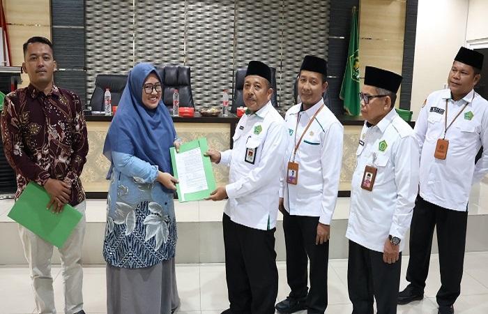 Kanwil Kemenag Riau Serahkan 99 SK Redistribusi Guru PPPK Tahap II